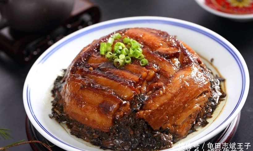 入到锅中|蒸扣肉时,焯水的肉直接炸就错了!牢记3点,肉软烂入味,真香