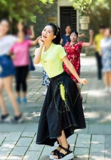 谢娜|谢娜才是“冻龄女神”，俩孩子妈的人还能这么嫩，39岁人比花还娇