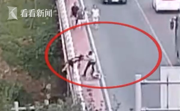  民警|情侣吵架女孩冲出10米高桥 巡逻民警狂奔拽回