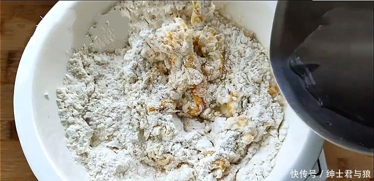 拉丝|教你真正懒人面包做法,不用揉面,不用黄油,出炉拉丝又柔软