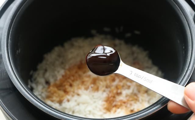  伏天|伏天别炒菜了，学会这个懒人焖饭，有菜有肉有饭，太适合懒人了！