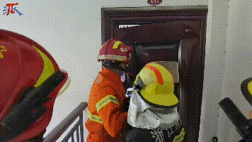 下不来|树上下不来、爬出窗外、车内被困…这3起出警都与孩子有关