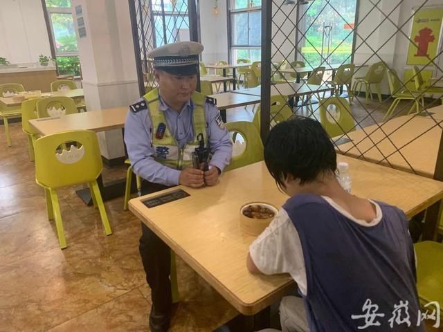  离家出走|女孩负气离家出走 阜阳民警雨中高速逆行追上