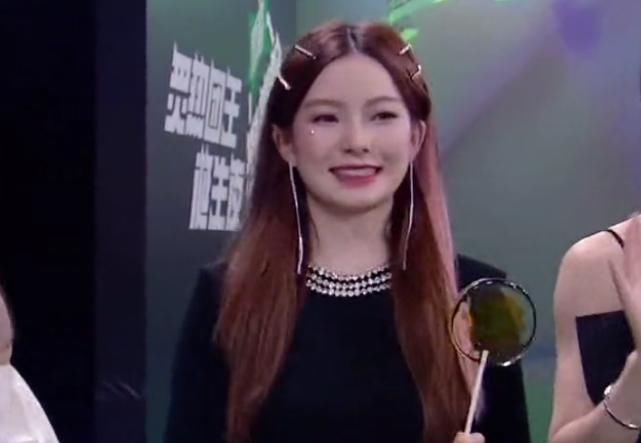  美颜|硬糖少女上节目当评委，出场时节目组忘开美颜，颜值如何一目了然