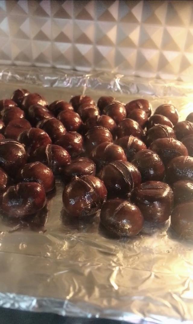 炒栗子|秋天三大宝之糖炒栗子,栗子按照这种方法烤,软糯不苦好剥皮!