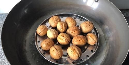 工具|核桃太硬?教你一招,轻松剥出核桃仁,果肉完整,啥工具也不用!