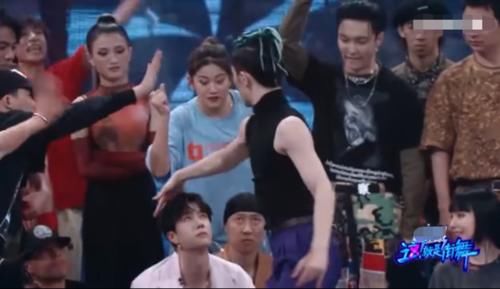  吓到|《街舞》小宝被王一博反撩，被撩到认怂，直接害羞开溜：脸红心跳