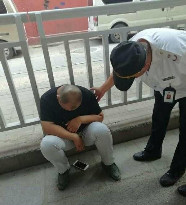  送医|男子正骑车突发疾病晕倒 所幸被及时发现送医