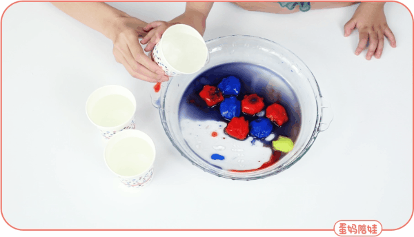 人人|人人家里都有的冰块,很适合做早教游戏,宝宝越玩越聪明