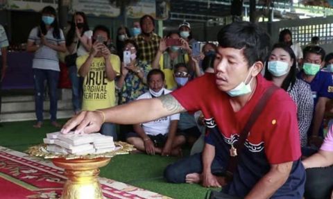 寺庙|包工头买彩票中了1200万 拿出100万现金到寺庙还愿