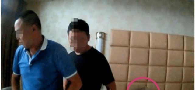  诈骗|60男子诈骗五名女子, 被捕时床上还有一名女子, 女子: 你们凭什么抓他?