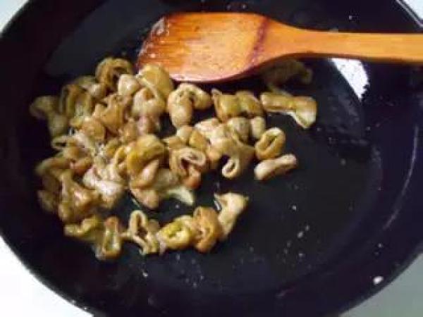 美味|酸菜炒肥肠的做法,猪大肠和酸菜一起炒简直就是绝配,美味不油腻