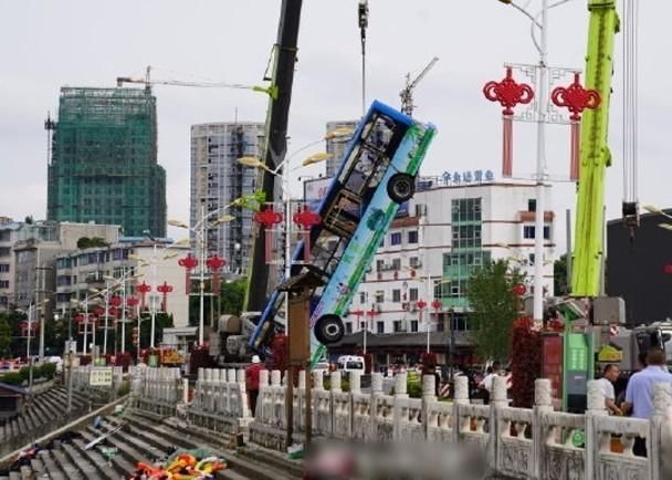 自杀|巴士坠水库酿伤亡,知情者:司机女儿去年自杀