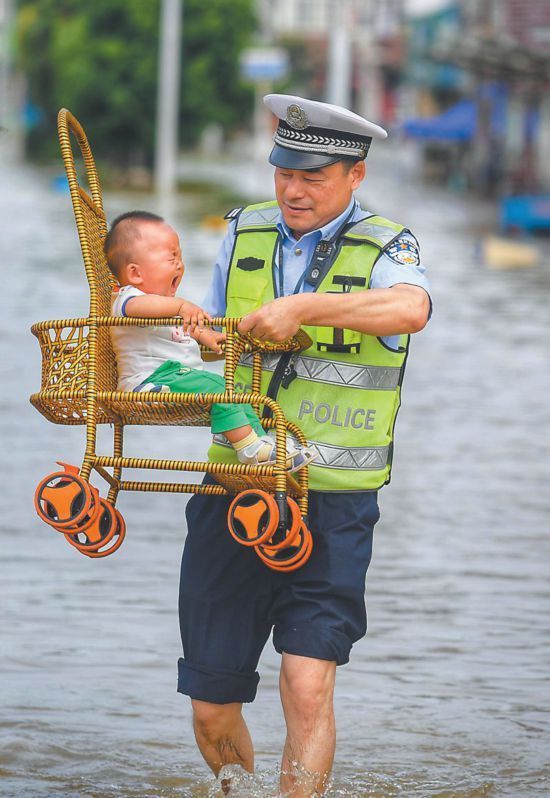 瞬间|抗洪救灾中的感人瞬间