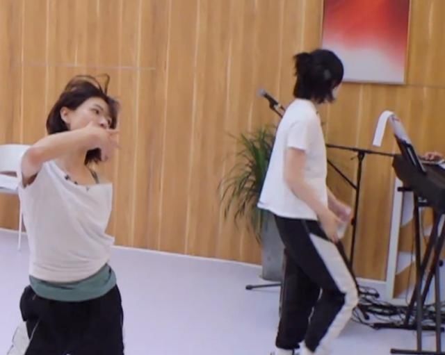 稳赢|乘风破浪第三次公演,蓝盈莹张含韵伊能静一组,看到万茜组,稳赢