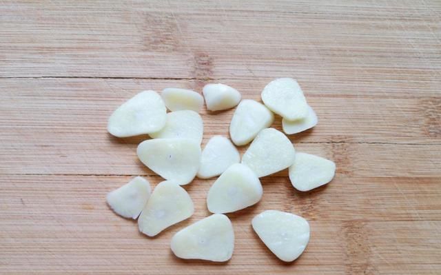  下饭|西红柿别再炒鸡蛋了，和它炒清热解暑还下饭，我家连汤也喝