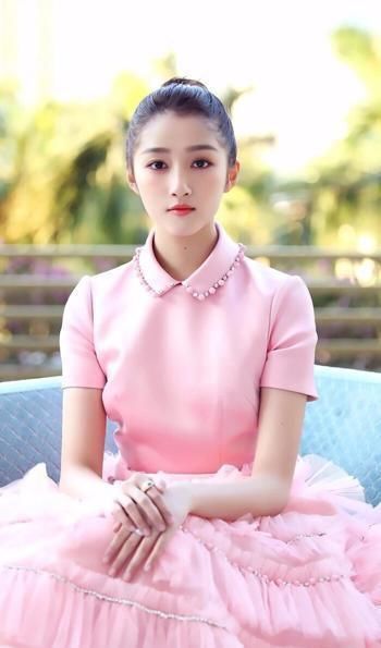  搭配|最近关晓彤风格大变，穿深V礼服霸气亮相，尽显成熟韵味