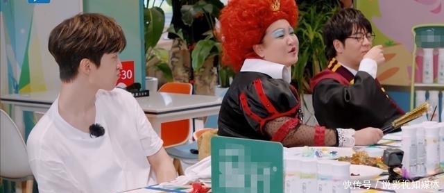 手机|郑爽上节目遭吐槽,玩游戏作弊,喝水作假,即使录节目手机都不离手