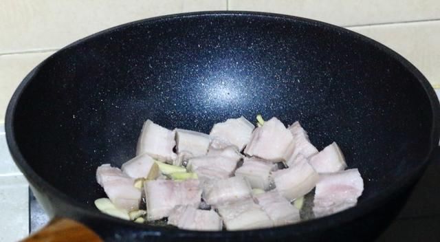  五花肉|1块五花肉，1把干豆角，放锅里炖一炖，又香又下饭，一碗都不够吃