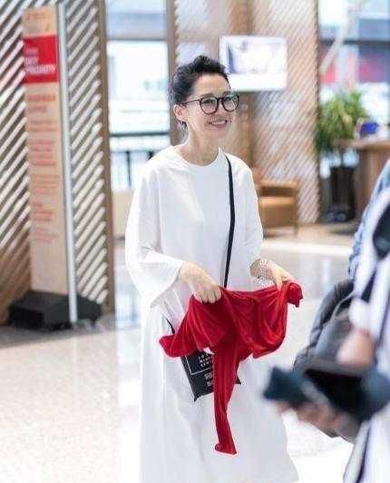  hold|许晴不服老，年过50仍把自己当少女，这鞋子“颜色”谁hold得住？