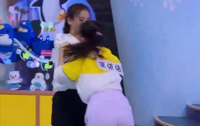  温暖|撕名牌大战，蓝队全军覆没，而angelababy表现勇敢而温暖