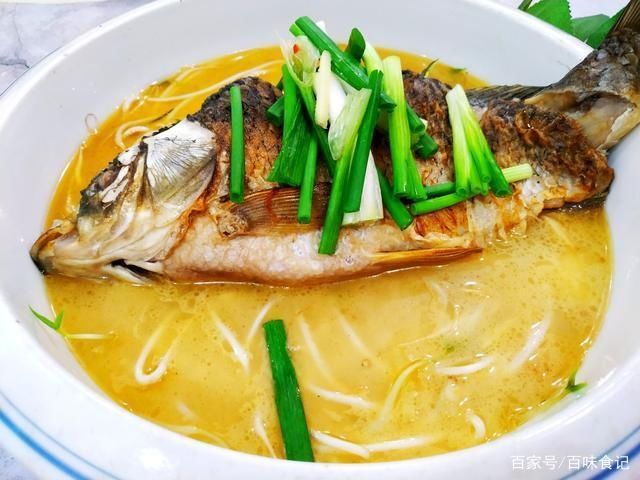  砂锅|《中餐厅4》：林大厨的“砂锅焖鱼”火了，赵丽颖也忍不住称赞