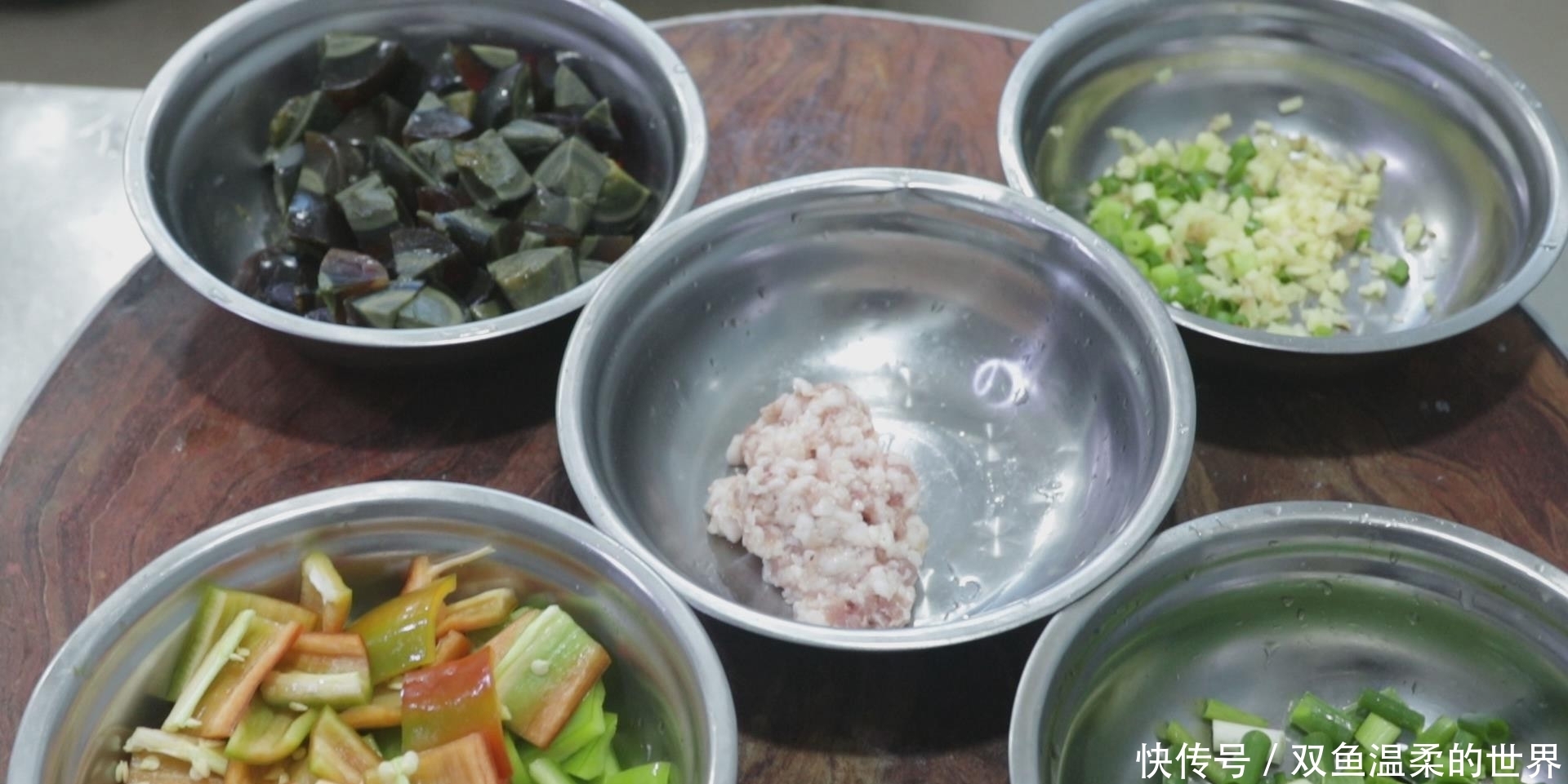 家常|家常辣椒菜谱,青椒炒皮蛋,比肉好吃,美味又下饭,吃不够