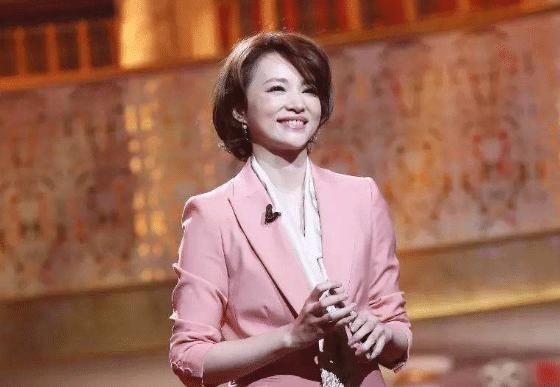  节目|董卿主持曾三次下跪，前两次圈粉无数，最后一次却成为污点！