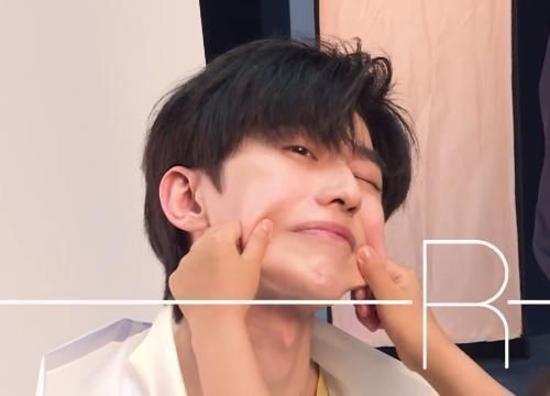 特别|跑男家族被小女孩捏脸,郑恺一脸嫌弃,蔡徐坤的反应却尽显宠溺