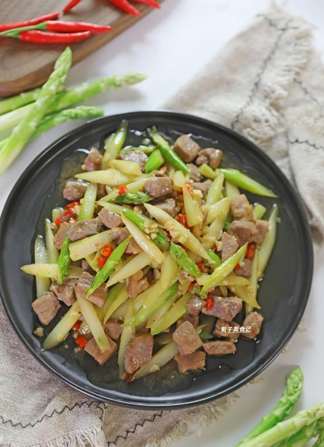  夏天|教你做芦笋炒牛排肉，好吃下饭的家常菜，新手一学就会，适合夏天