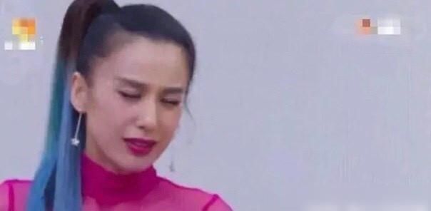  破姐|在《破姐》场景中，黄圣依假装哭，杜华在丁当衣服上擦了擦手