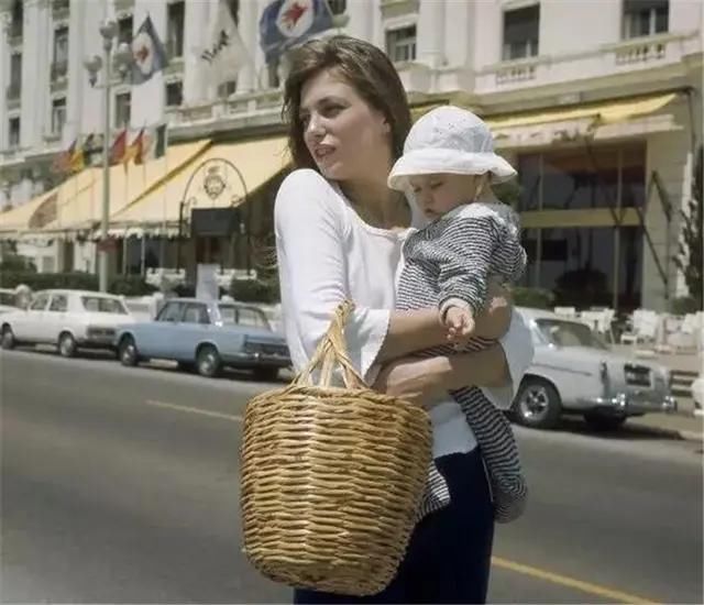  夏季|夏季超火的藤编包，就连明星都爱不释手，在这三个场合背很惊艳
