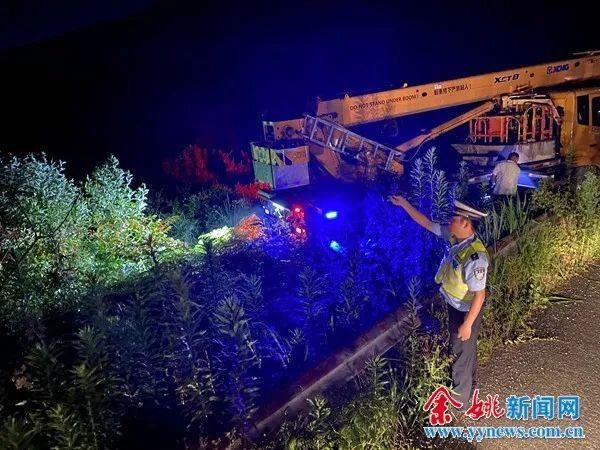  深夜|90后小伙深夜开着大奔独自上山，突然冲出山路