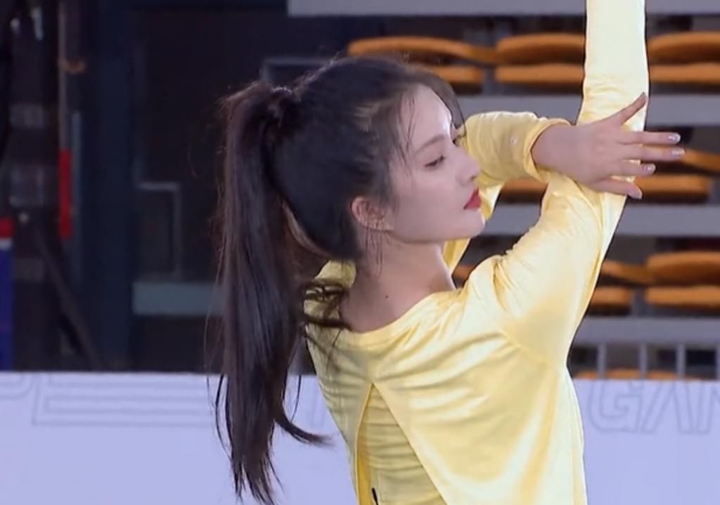  艺术体操|张艺凡的腰伤有多严重？刘些宁上场表演体操时，她的小动作太揪心！