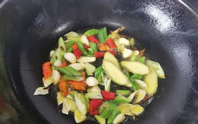  做出来|冷冻鱼直接加水泡就错了，厨师长教你多加这一步，跟活鱼一样鲜嫩