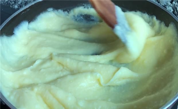 牛奶面糊|牛奶别再直接喝了,加上2个鸡蛋黄,香酥鲜嫩,比炸鲜奶还好吃