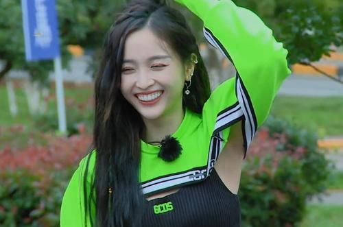  大笑|什么叫做一张嘴毁了一张脸？看到吴宣仪大笑那一刻，突然不爱她了