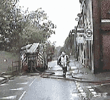  行人|镜头下: 那些不死也会被吓死的“惊险瞬间”