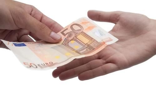  张利息|当年朋友借给十万元还钱时没有要利息，两年后却来索要，该给吗？