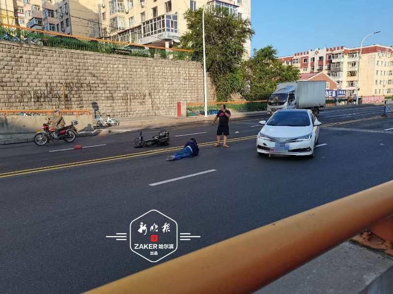  入院|地道桥口轿车与电动车相撞，骑车男子受伤入院