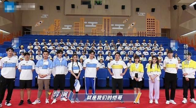  跑男家族|奔跑吧百期全勤奖花落郑恺，他更博晒照后，合影中的苗苗成亮点