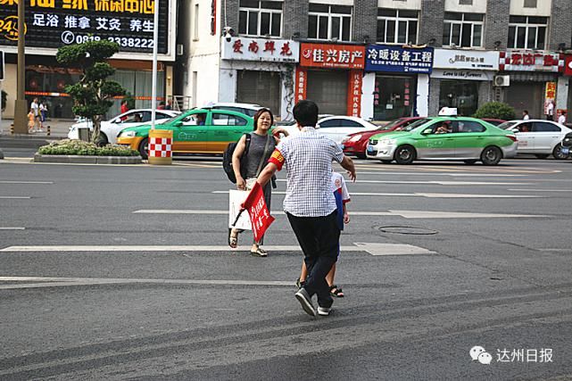 头盔|长记性呀！带娃横穿马路，偏离斑马线，有头盔不戴…69人被罚！