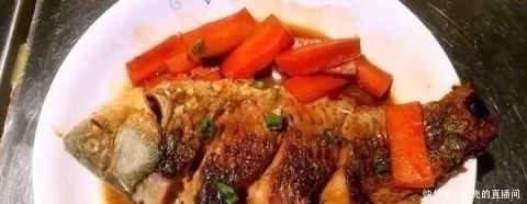 鱼刺|鱼刺卡在喉咙里,喝醋也不行,教你1招,鱼刺自己跑出来,快收藏