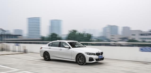  逃不出|逃不出“真香”定律！最便宜的宝马3系长轴版，开起来什么感觉？