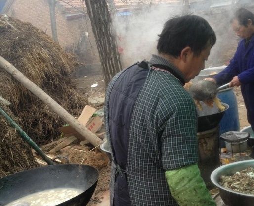 盘菜|壮观的农村大席，几百盘菜一字铺开，其中一道稀罕物不舍得多放！