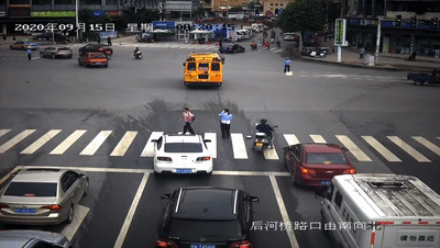 上前劝阻|女子闯红灯被阻反扇交警耳光？！处理结果来了