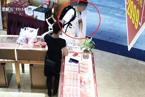  首饰|男子珠宝店试戴金链，专挑贵的看，接下来的动作让人瞠目结舌