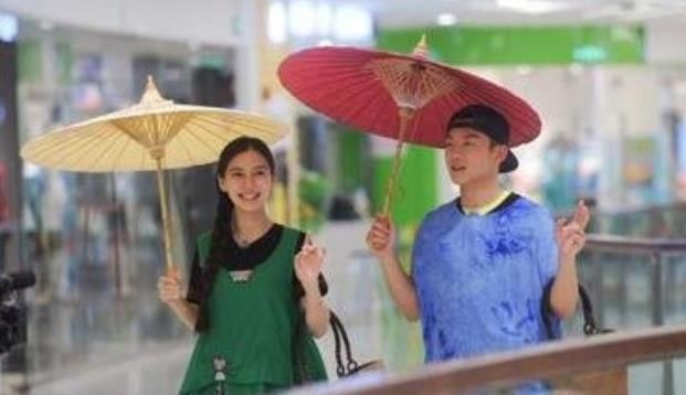  黄晓明|跑男baby跟嘉宾合影都是微笑脸，不是黄晓明，而是仅同台一次的他