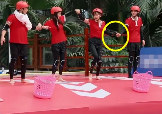 蔡徐坤|蔡徐坤首次跟女嘉宾牵手,还是十指紧扣,对方却完全没有任何反应