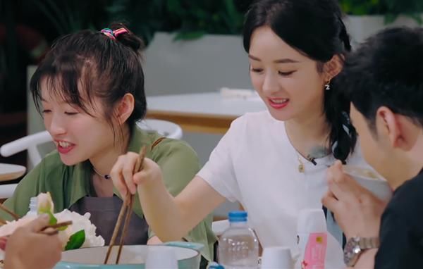  强硬|赵丽颖扒拉菜盘子被吐槽，强硬洗白惹网友逆反，黑历史惨被扒